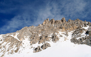 雪山嶙峋山峰壮丽景观