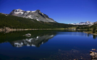 高山湖泊美景