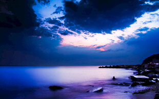 夜幕下的宁静海边景色