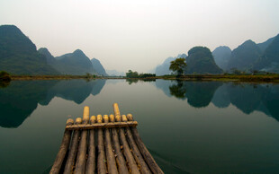 漓江竹筏山水静谧之景