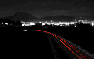 夜晚公路车灯轨迹美景