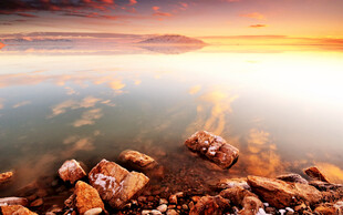 夕阳下的湖畔岩石美景