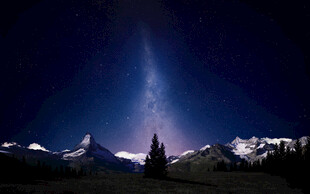 雪山星空下的静谧景象