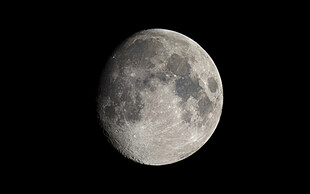 夜空中的皎洁明月