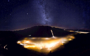 星空下的璀璨城镇夜景