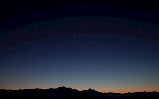 夜幕下的山峦与星空