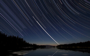 夜空星轨下的静谧湖景