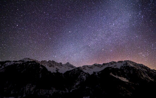 夜空下的壮丽山脉与星河