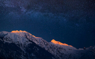 雪山之巅的梦幻星空