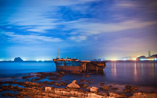 海边夜景静谧礁石与灯火