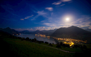 夜幕下的山水城镇美景