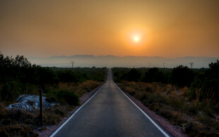 夕阳下的公路延伸向远方