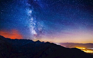 山间璀璨星空夜景