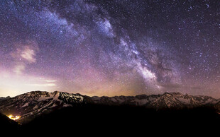 壮丽星空下的山峦夜景