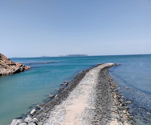蓬莱海边碎石长堤蓝天碧海