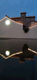 夜幕下的屋顶灯光倒影