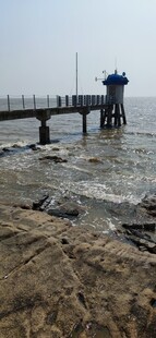 海边栈桥与礁石景观