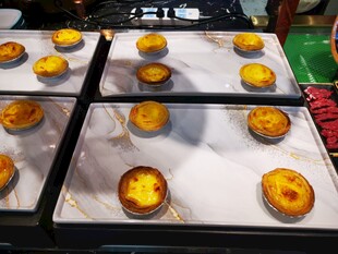 美味蛋挞整齐排列待售