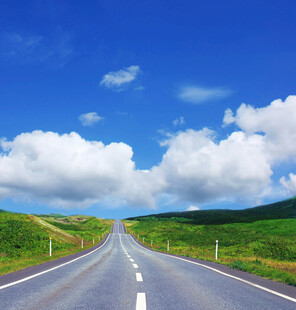 宽阔公路延伸至远方