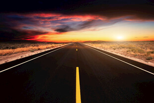 夕阳下的公路延伸向远方