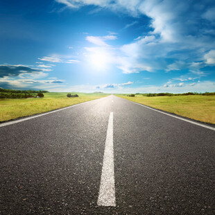 宽阔公路伸向远方