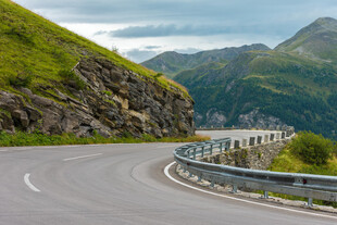 山间蜿蜒公路风景秀丽