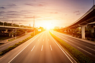 夕阳下的公路与建筑