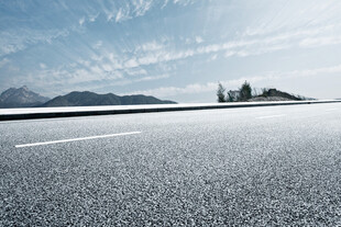 宽阔公路伸向远方风景