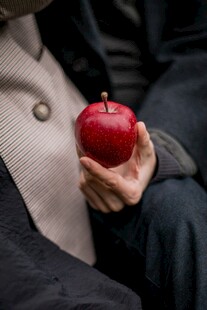 手中红苹果温暖小确幸