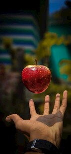 手前悬浮的鲜红苹果