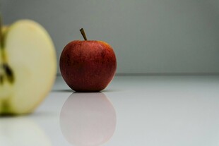 红苹果与半颗青苹果