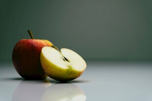 新鲜苹果一半切开展示