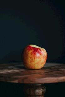 木桌上咬过的红苹果