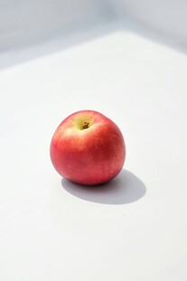 单个红苹果静物特写