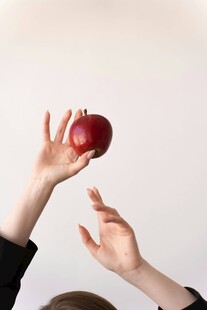 双手传递红苹果瞬间