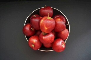 碗中鲜红饱满的苹果