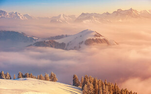 山间晨雾中的壮丽雪山景观
