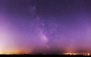 紫色梦幻星空夜景