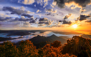 壮丽日出山林云海景观