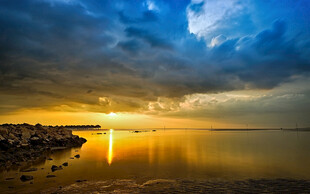 夕阳下的宁静湖面美景