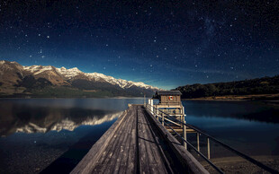 湖畔栈桥夜景星空倒影