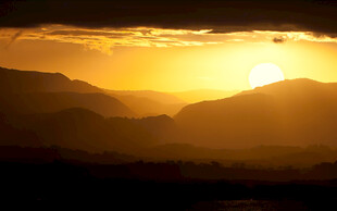 夕阳下的山峦美景