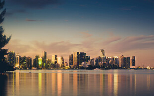 城市湖畔绚丽黄昏美景