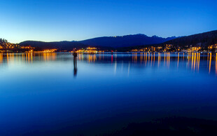宁静湖畔夜景