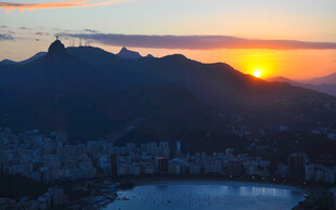 夕阳下的城市与远山美景
