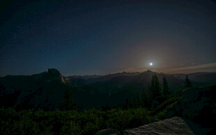 月夜下的山峦美景