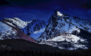 雪山壮丽夜景