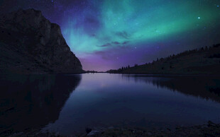 湖畔极光夜景