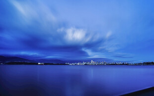 夜幕下的宁静湖景