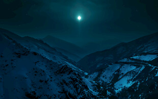 月夜下的雪山山谷美景